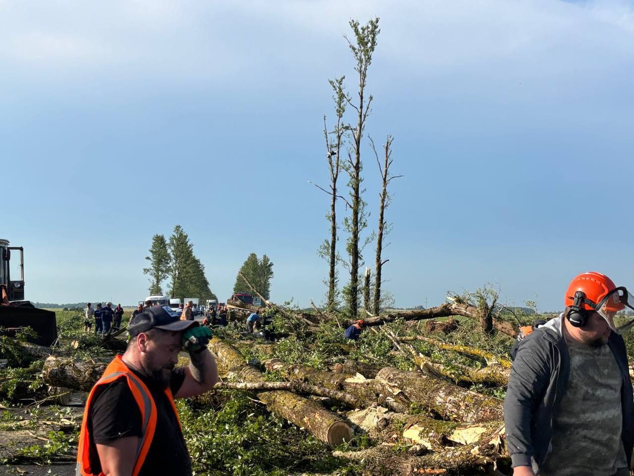 В Городокском районе в аг. Вархи Первомайского сельского совета и д.Прудок, Бычихинского сельского совета продолжается устранение  последствий непогоды.