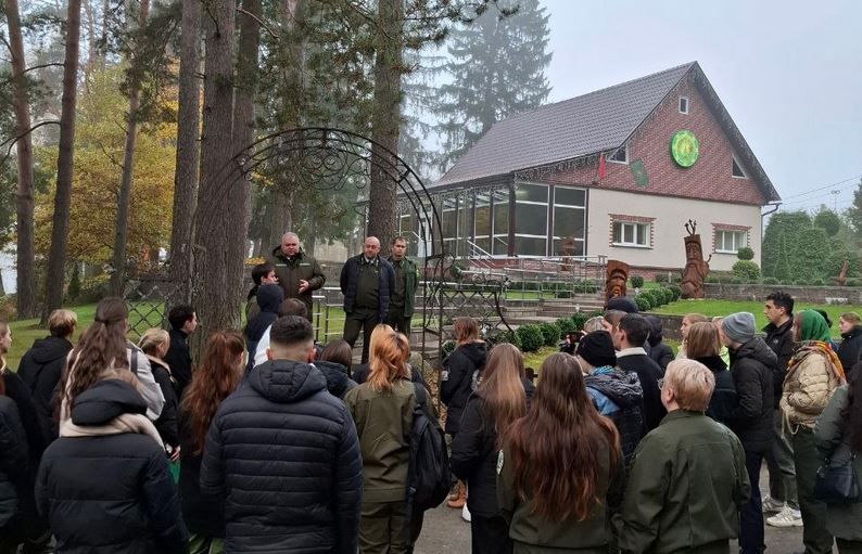 Сегодня в Ушачском лесхозе проходит областной семинар с участием всех молодых специалистов области, которые пришли на свои первые рабочие места в 2025 году.