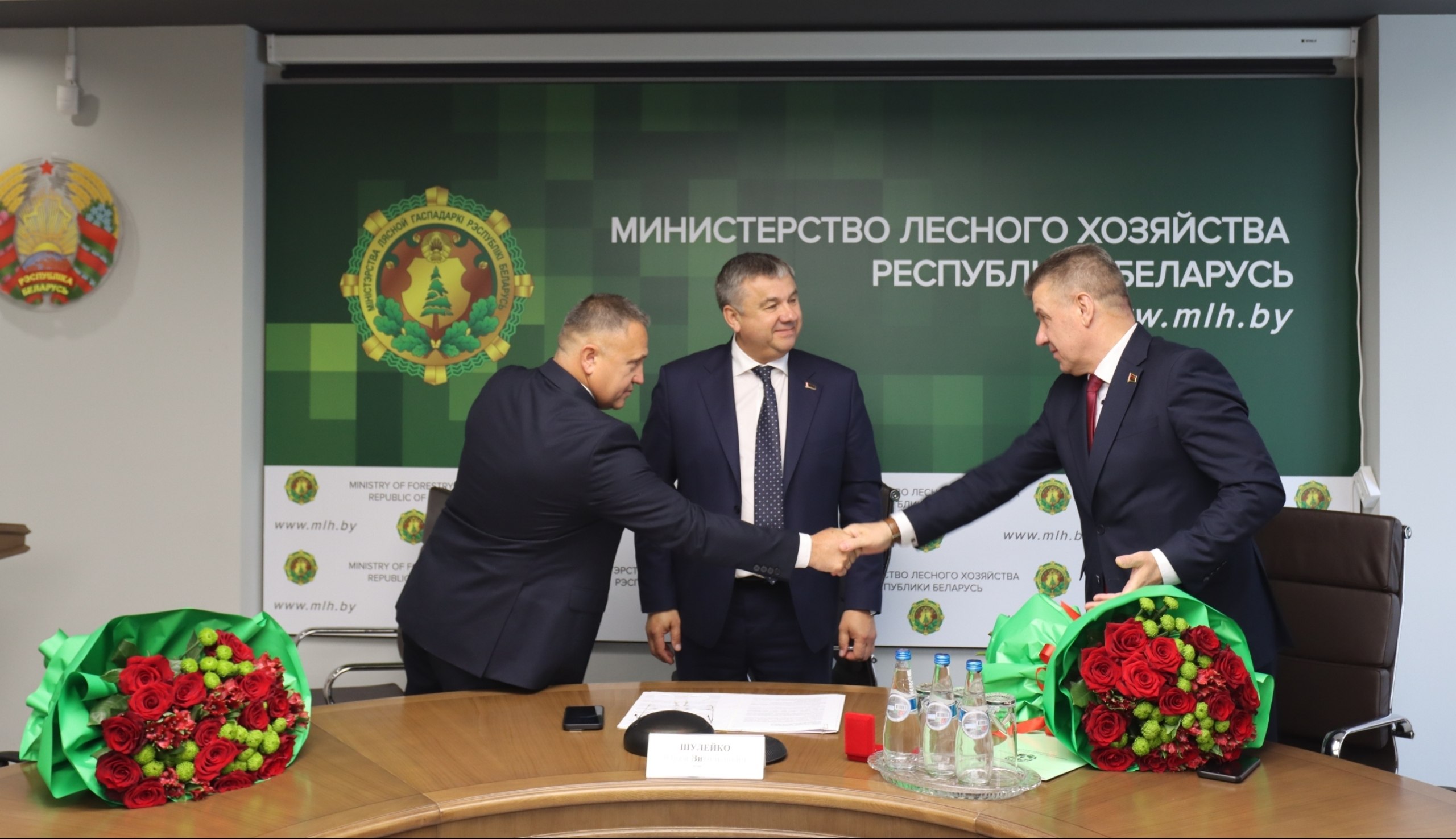 Символичное рукопожатие