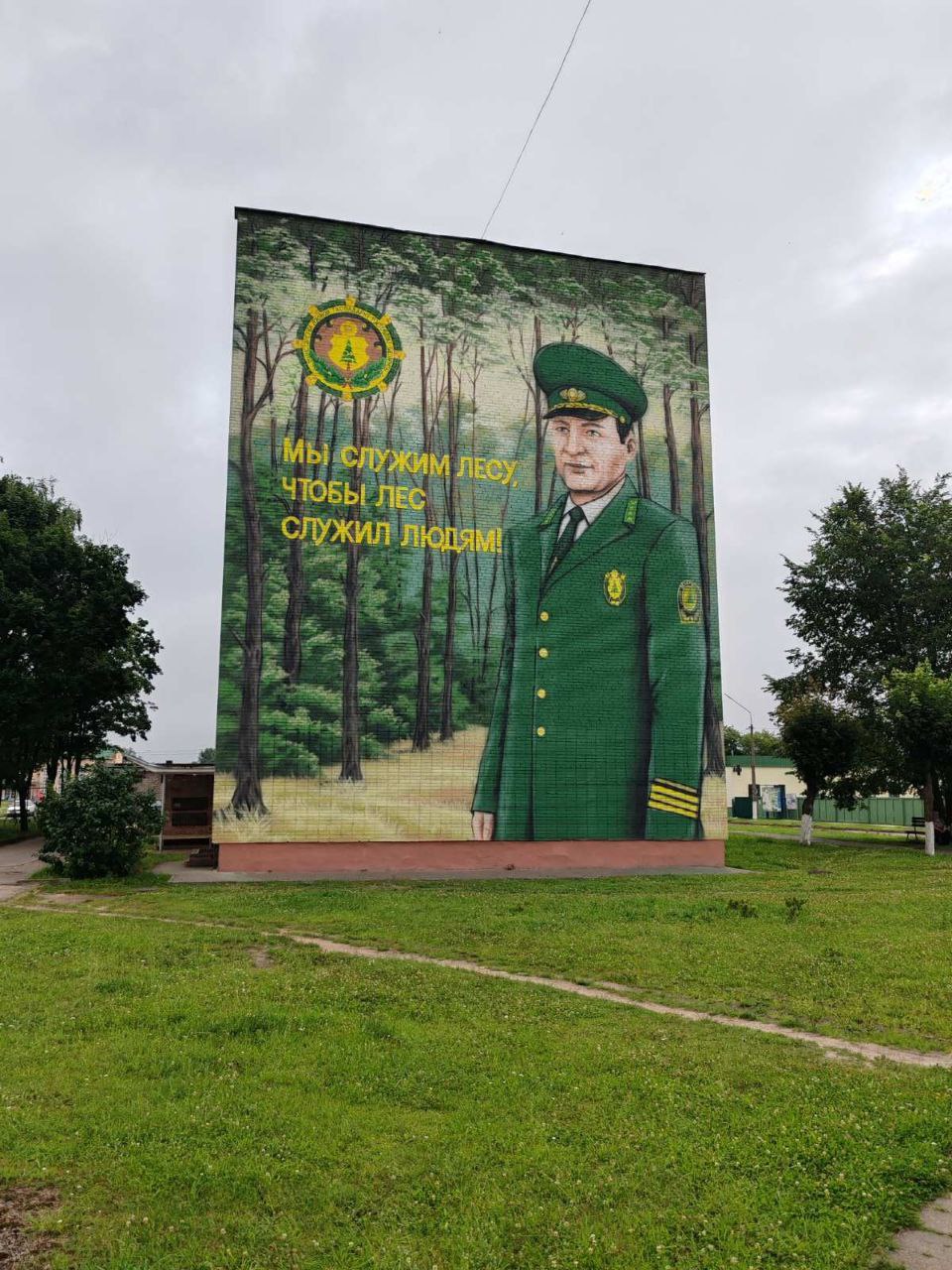 В городе Верхнедвинске на одном из жилых домов появился яркий и масштабный мурал