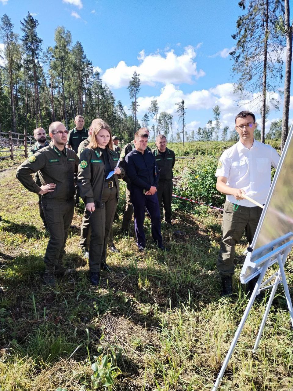 Сегодня на базе Лиозненского лесхоза  проходит областной семинар на тему «Подготовка лесных насаждений к инвентаризации и вводу в категорию ценных лесных насаждений. Пути дальнейшего развития питомнического хозяйства в лесхозах объединения. Благоустройство дендропарков и минидендрариев». 